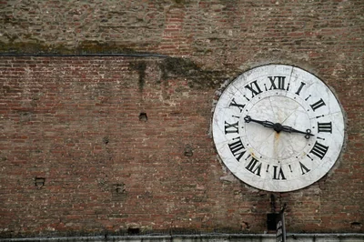 Découvrez les tendances horloge mural salon à ne pas manquer en 2026